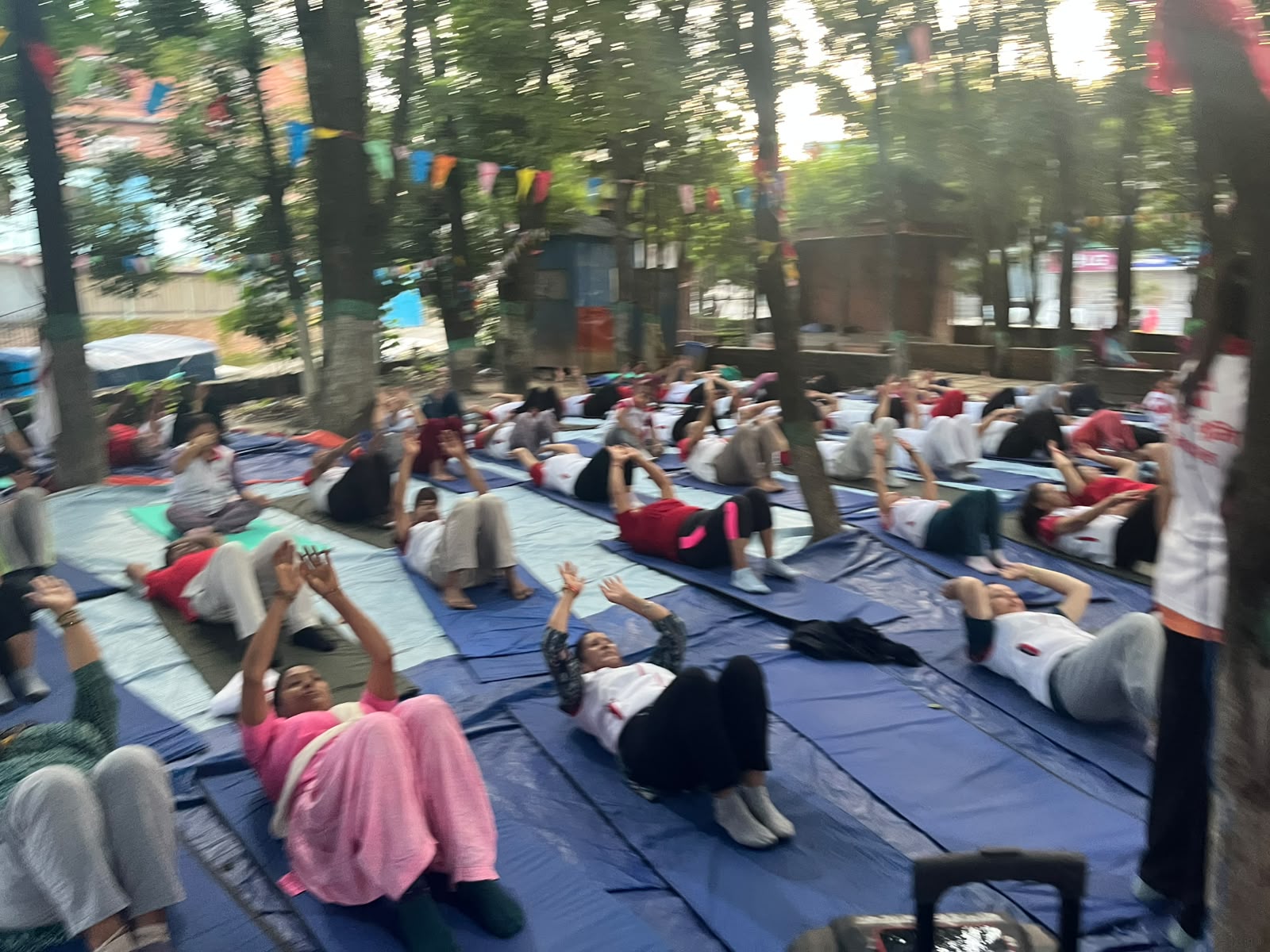 Yog Bhumi Nepal मा सहभागीहरूको योग अभ्यास